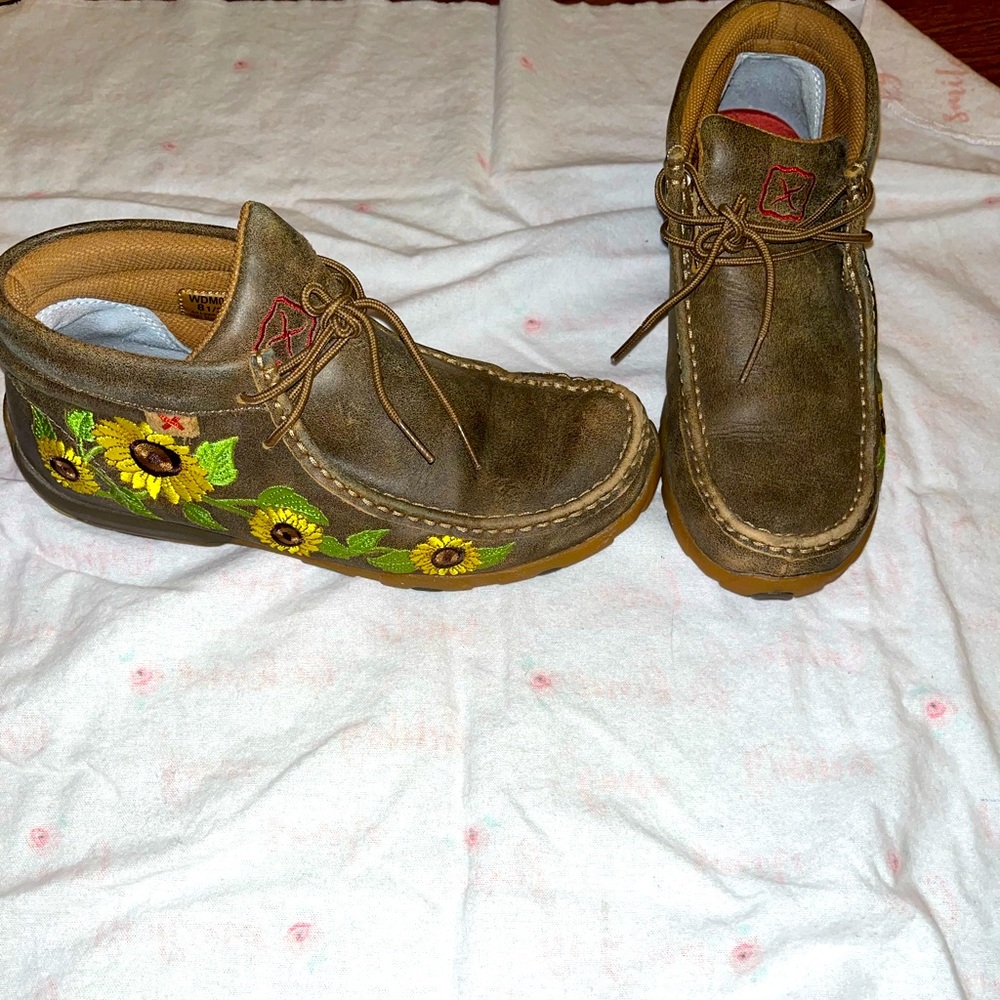 Womens 8.5 twisted x sunflower moccasins🌻